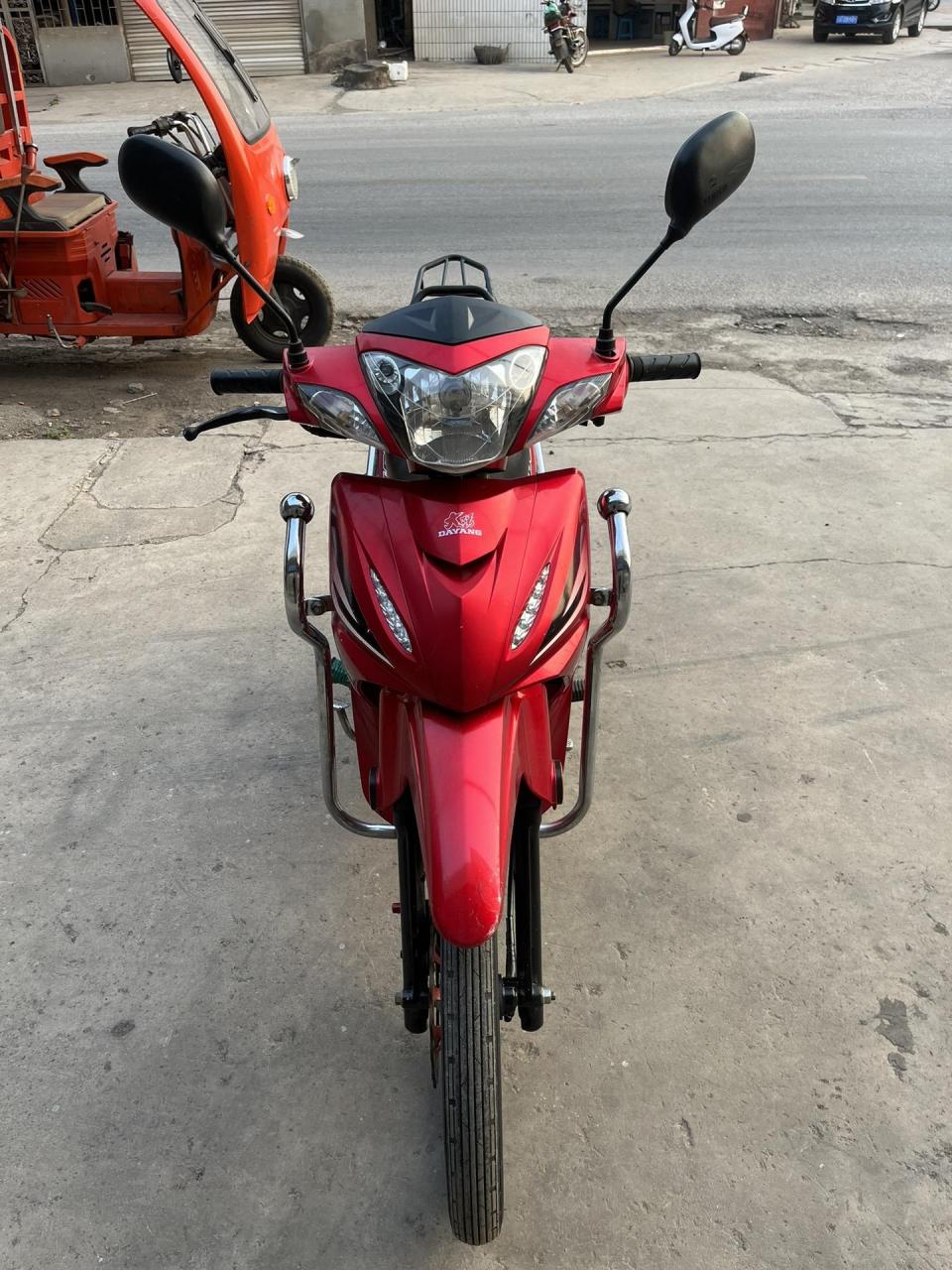二手摩托车.新到17年上牌大阳125动力.8成新.车况精品.保养非常好.