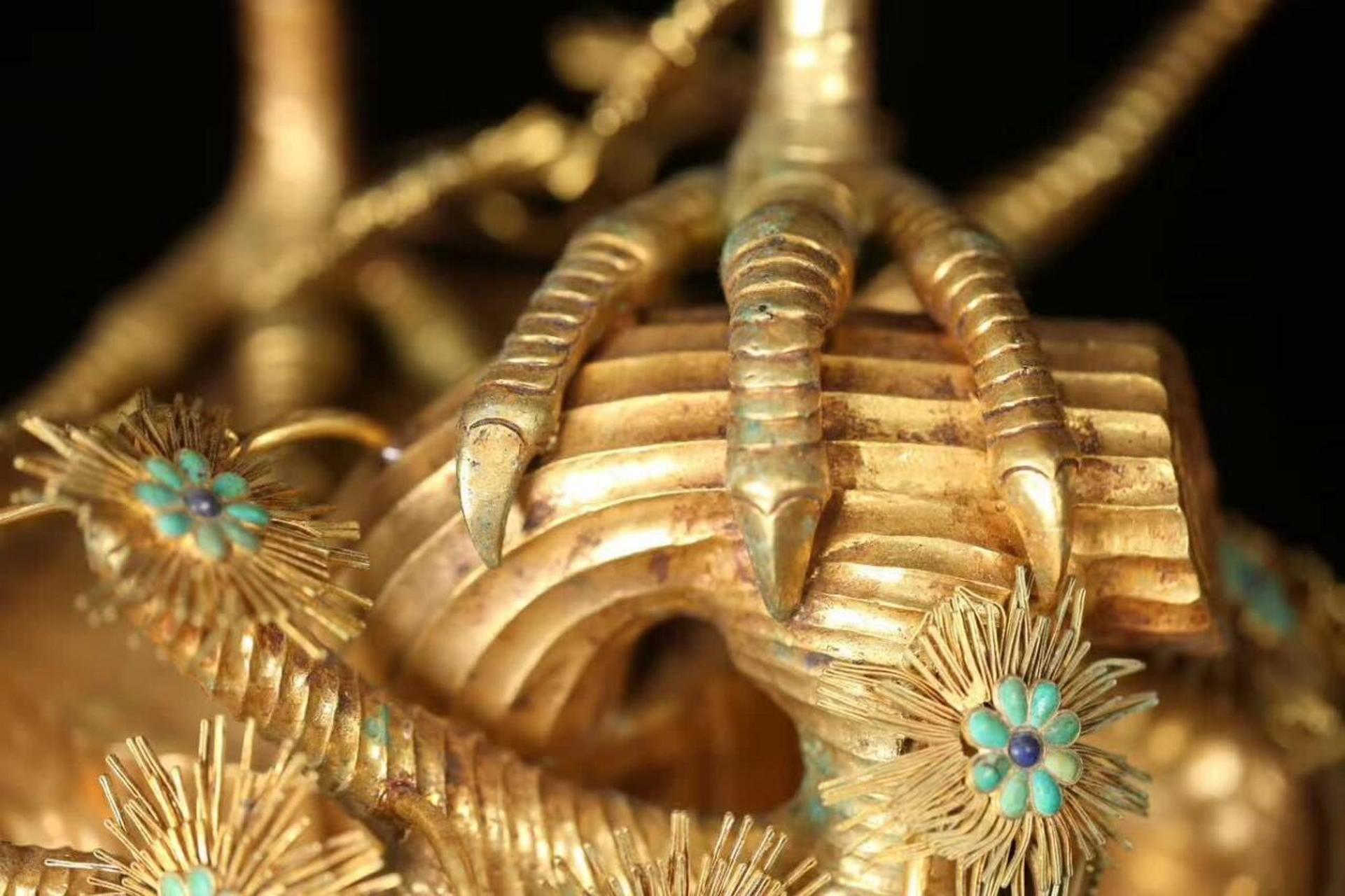 清代铜鎏金仙鹤烛台,以其超凡脱俗的姿态与精湛绝伦的工艺,成为了传世