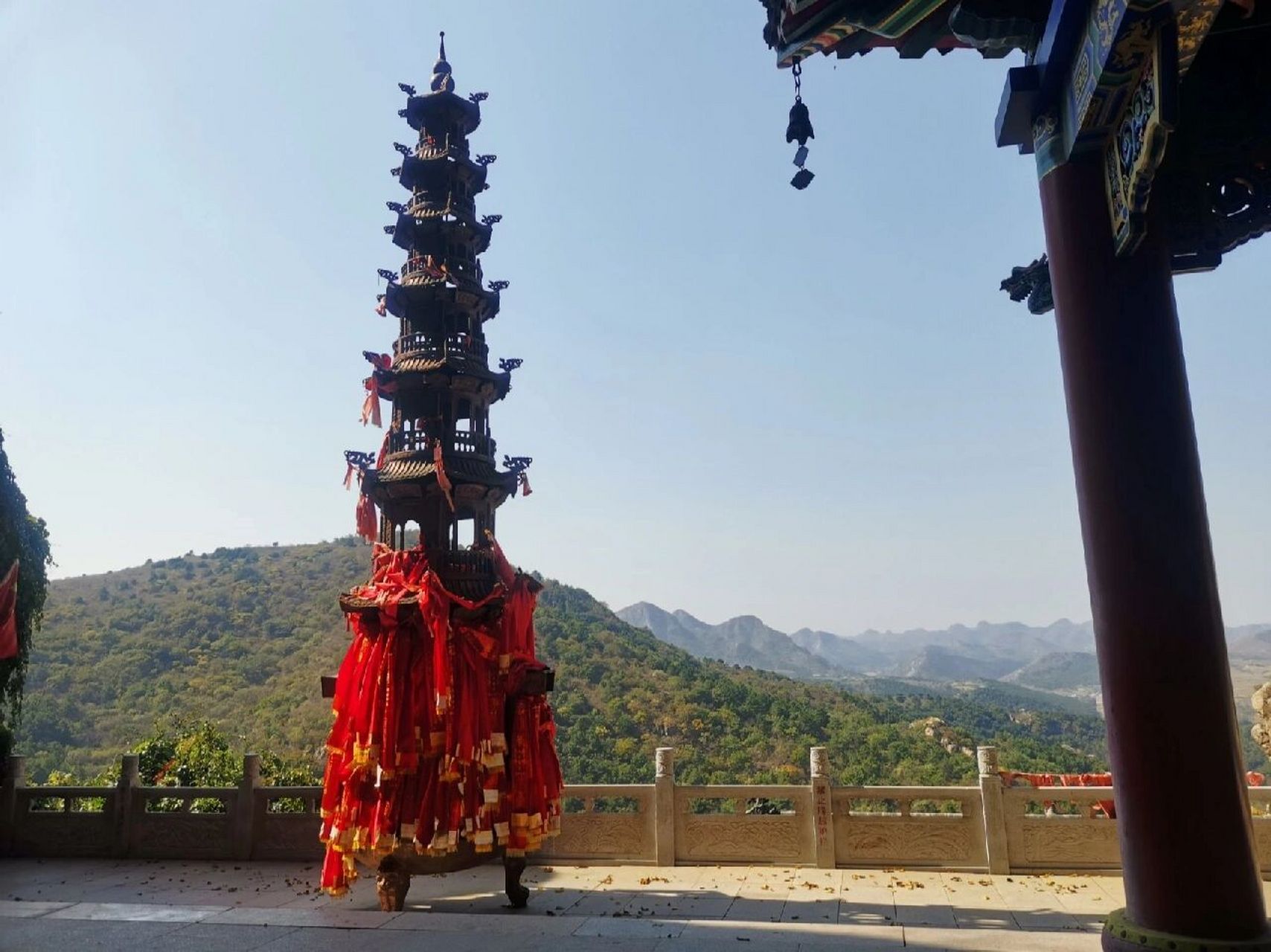 葫芦岛灵山寺   说是寺庙,其实里面供的都是道教的仙师,佛道也有共同