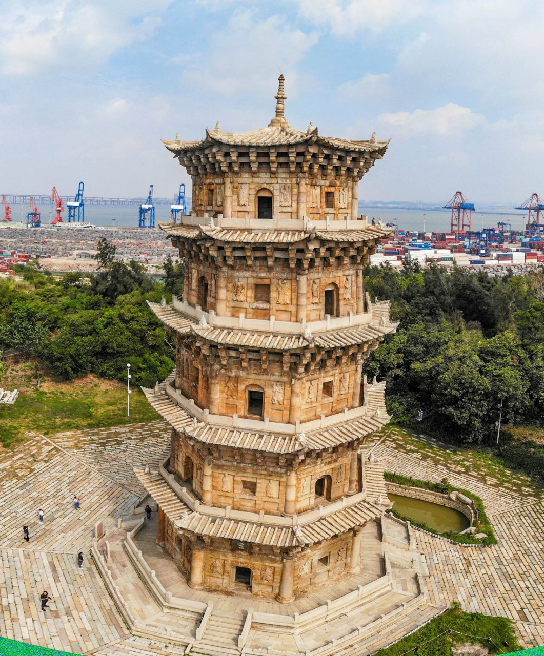 宋元泉州的代表之一石狮六胜塔 第二站六胜塔,又称万寿塔,俗称"石湖塔