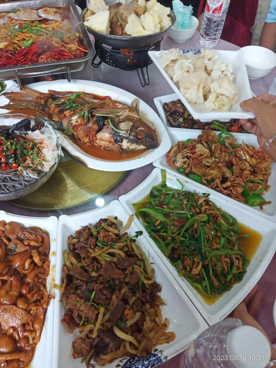 东北农村的大席,这一桌子菜色香味俱全,价钱是460元一桌,啤酒免费,还