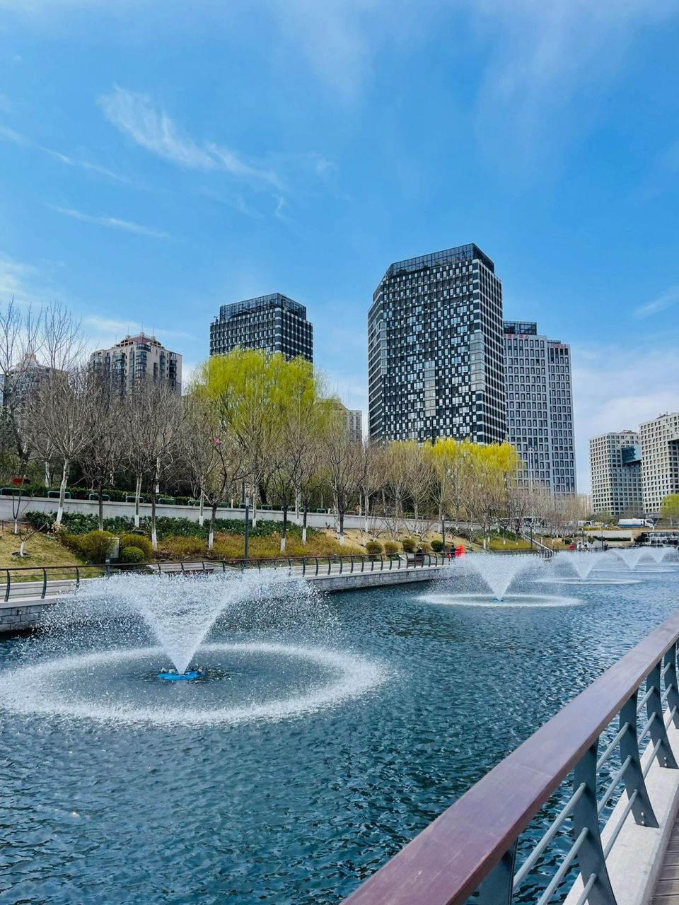 不负春天,北京东城区亮马河公园散步好舒服.