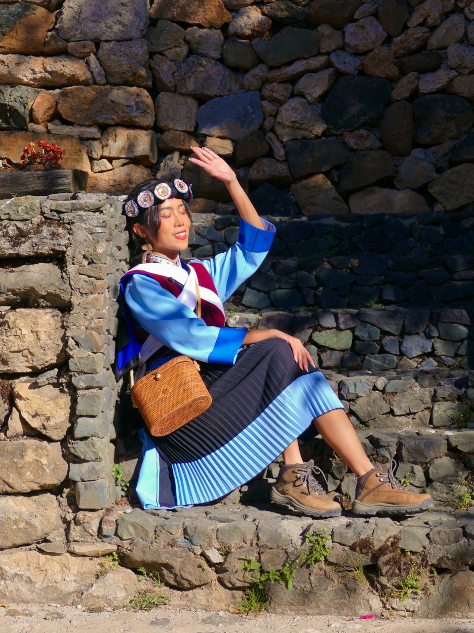 这几年我也拍了不少各个民族的传统服饰造型,这次去丽江玉湖村,在纳西