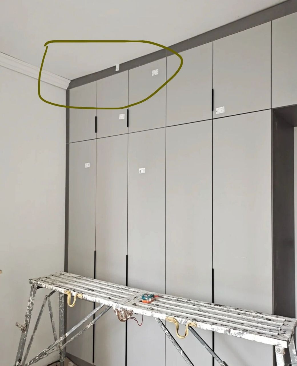 如没有提前吊平顶 那就先贴石膏线,把衣柜位置留出来,等衣柜装了再二