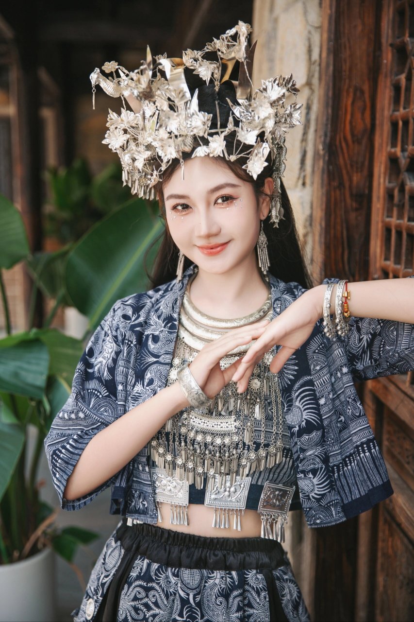 苗族照片朋友圈文案给你准备好了  青岩古镇 穿上美丽的苗女装,跳起