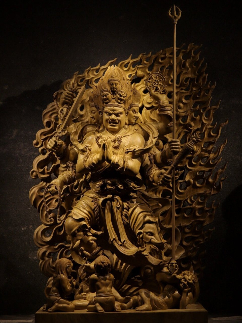 背光火焰若烈烈迎风,衬托八臂金刚灵动非凡;手持法器宝物,足下妖魔