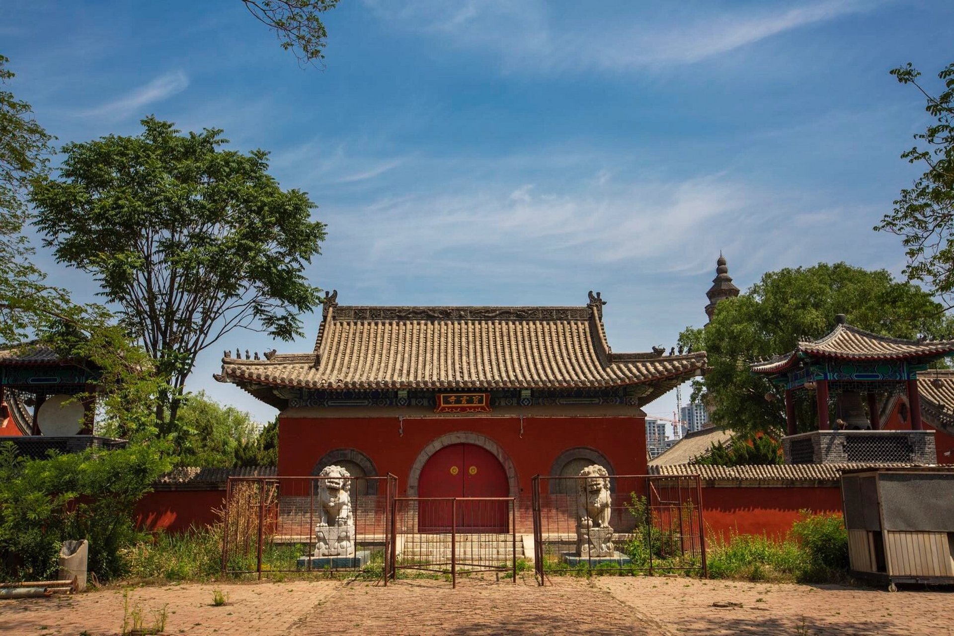 该塔原在宝云寺内,因此称宝云塔.