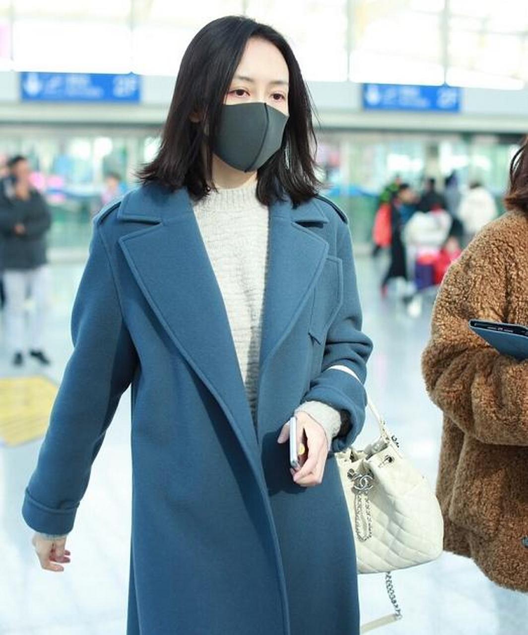 王鸥自然五官素颜也很美,穿雾霾蓝大衣走机场,演绎简单即高级 今年的