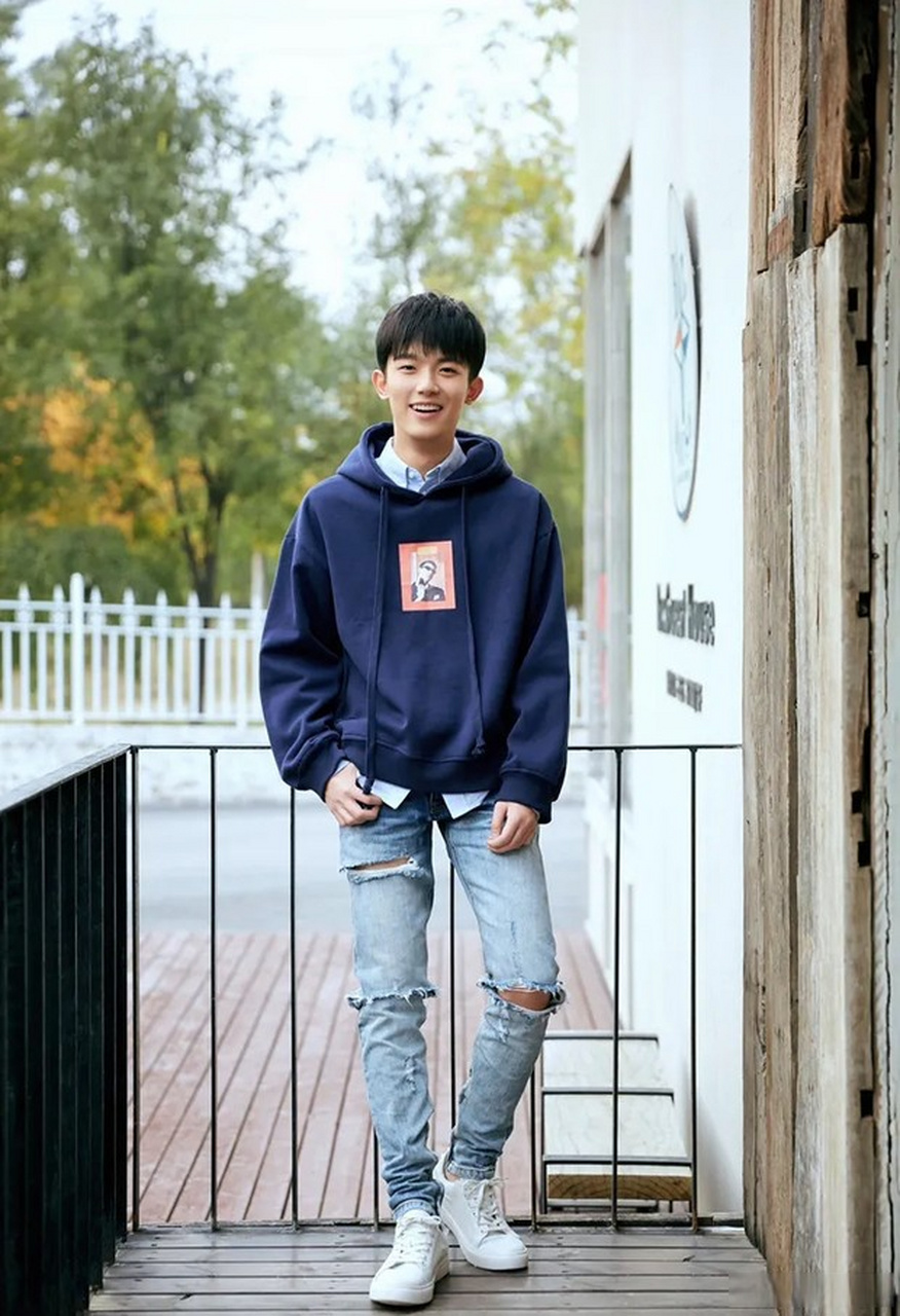 近日,张皓炘发文声称与演员李明德在一起过,随后李明