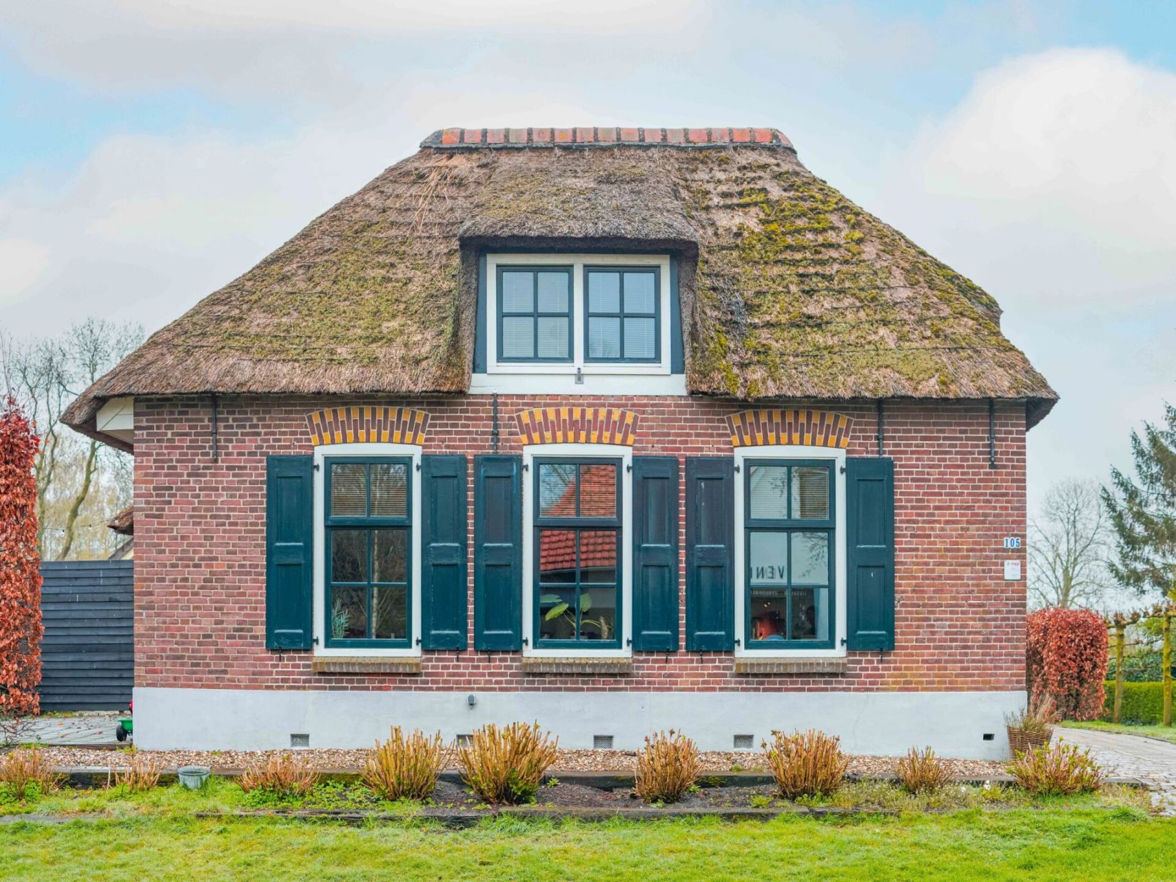 荷兰羊角村茅草屋  羊角村的茅草屋很有特色,除了屋顶是用茅草覆盖以