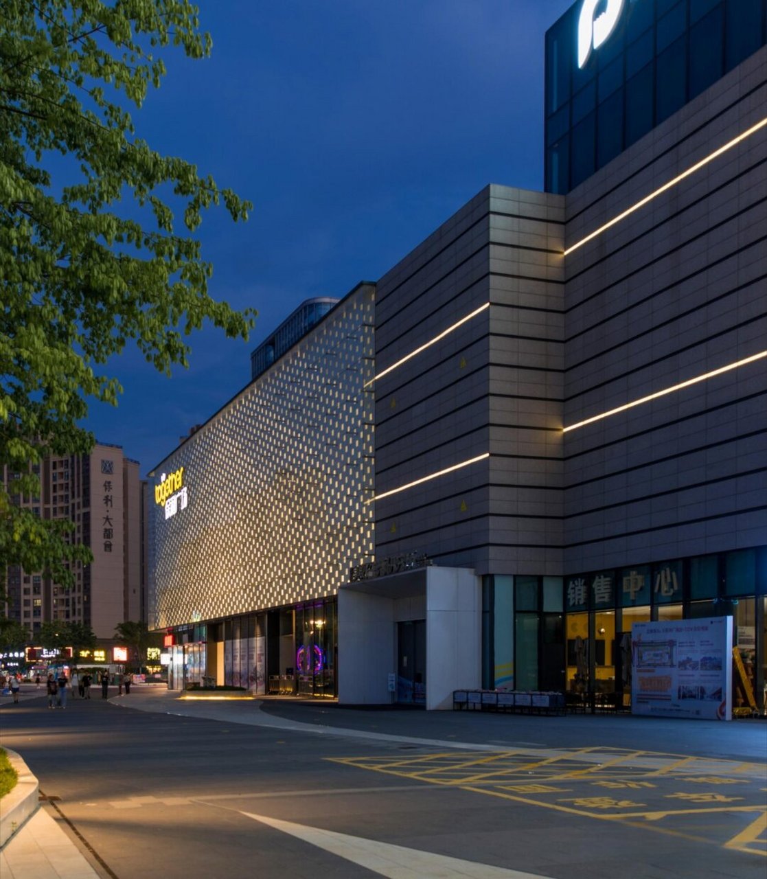 游动的光:韶关保利广场建筑照明设计 韶关保利广场位于芙蓉新城中心