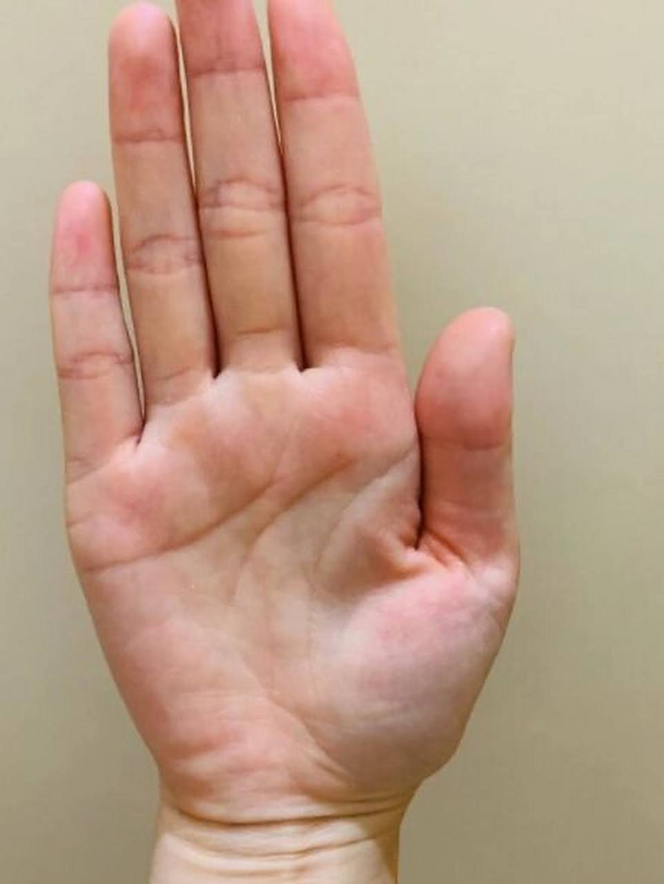 从手纹来看,缘主的天纹感情线向上弯曲分叉,情感之路也不会太顺利,与