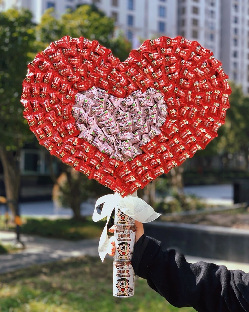 情人节快乐95旺仔牛奶糖巨型爱心棒91超甜 仔仔拿着旺仔牛奶糖