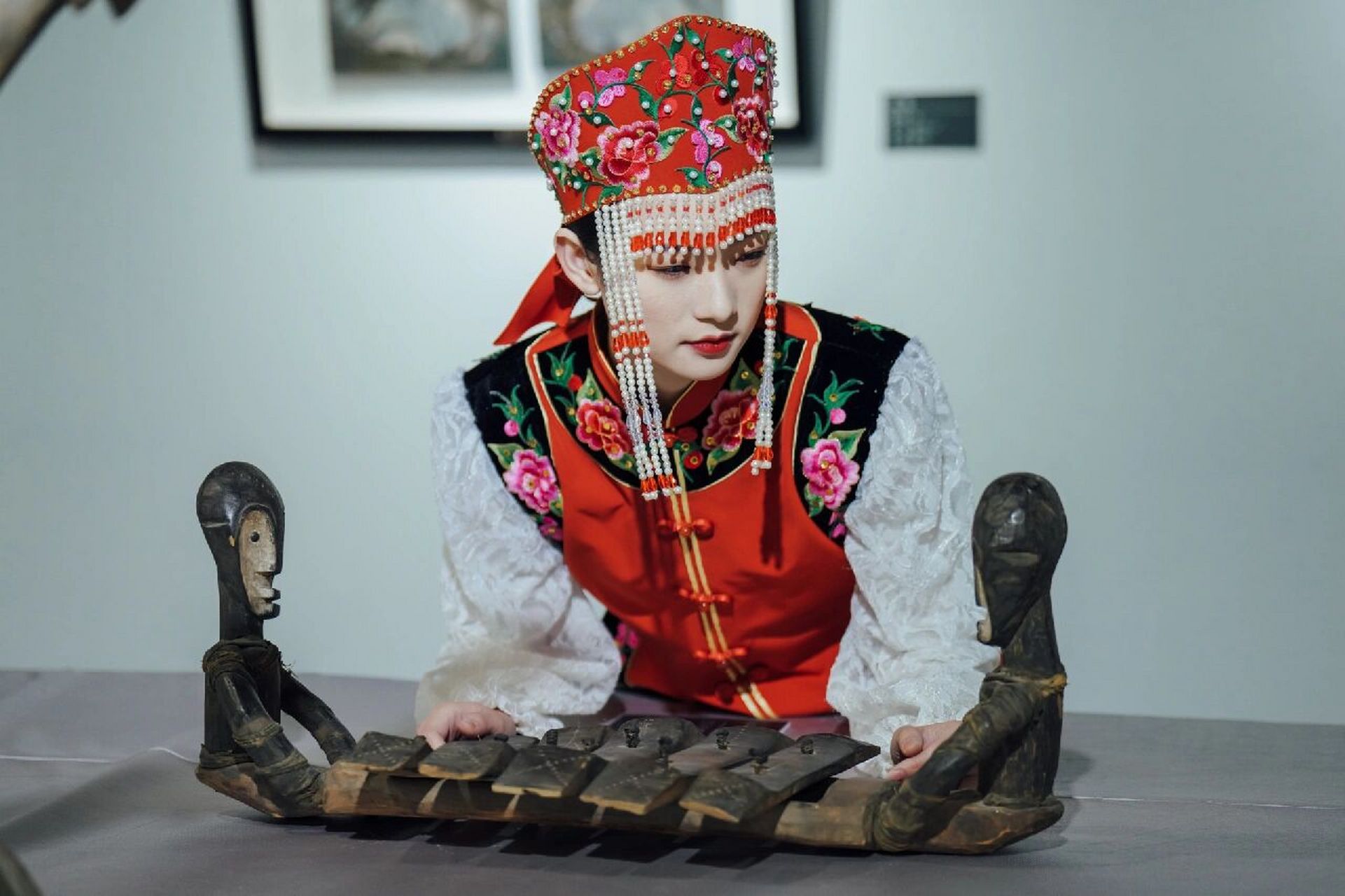 之前拍的锡伯族服饰不够正,被大家指出来啦,于是继续查资料,综合了