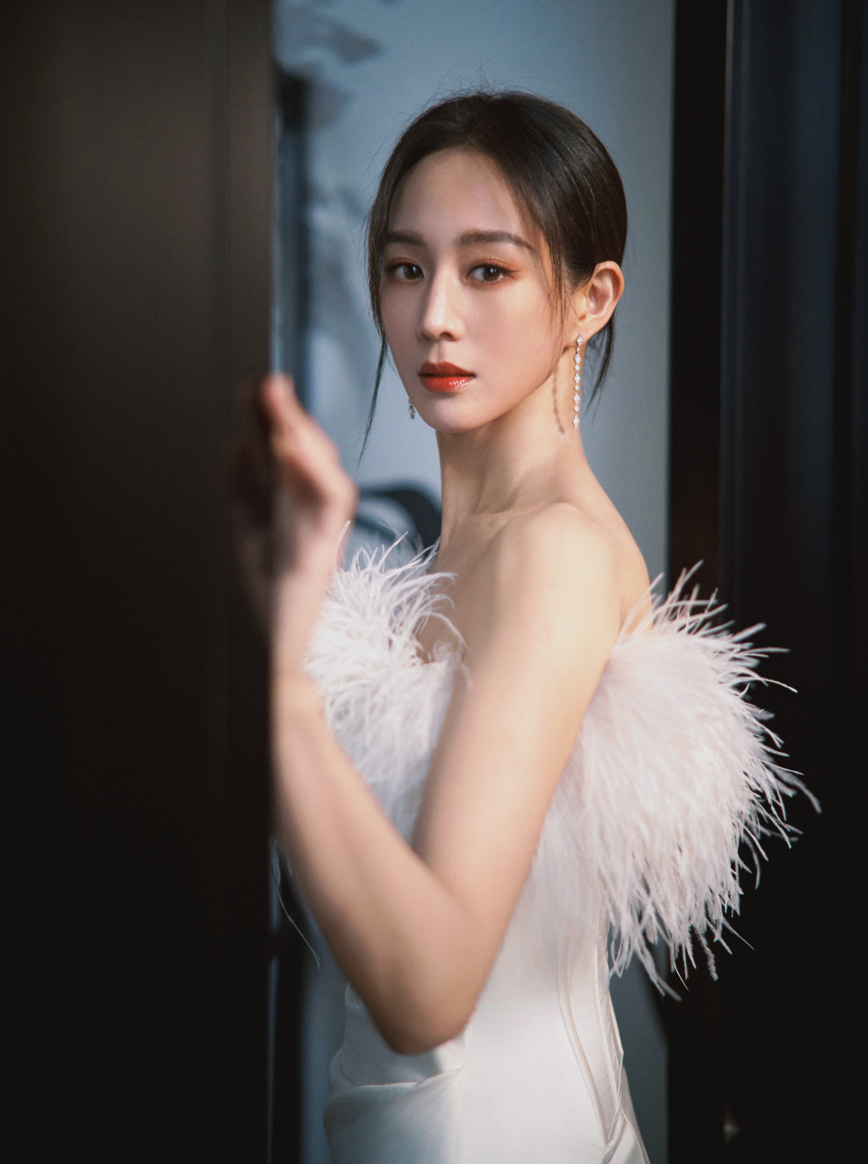 张钧甯超话 经典白裙,如春日百合,步伐摇曳,熠熠生辉,当羽毛与白裙