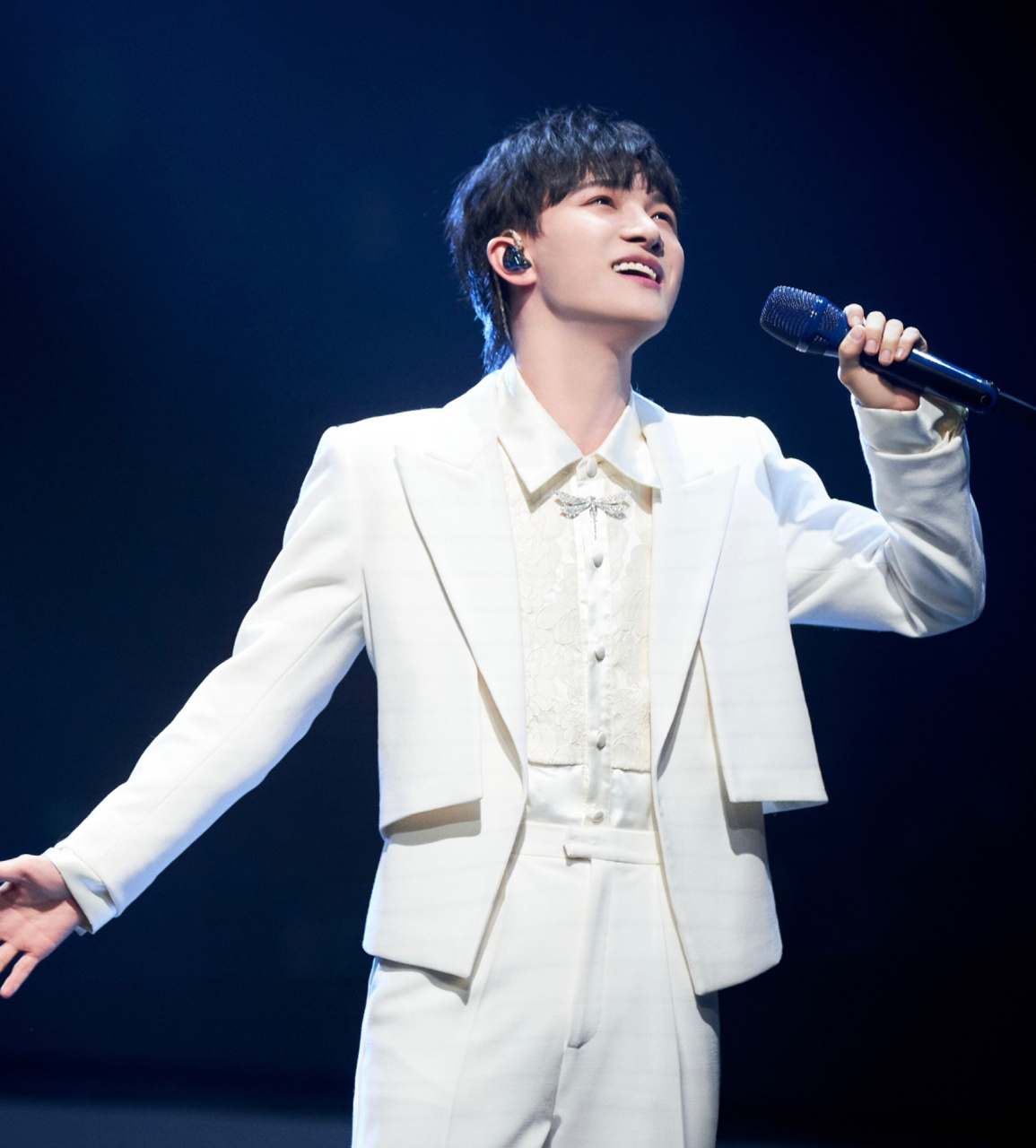 明星同款|周深 - "白马王子"向光而行 周深身着la mofiel白色高定成衣