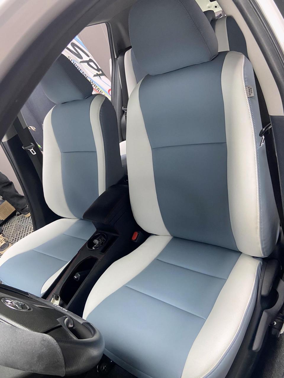 汽车内饰升级.丰田致炫升级个性化真皮座椅蓝白双拼