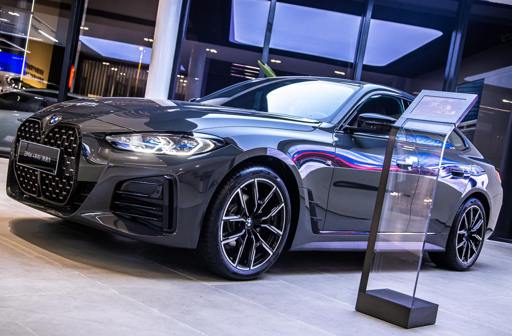 指导价: 419900 外观:碧玺灰/火山红 4系采用最新的宝马设计语言,竖式