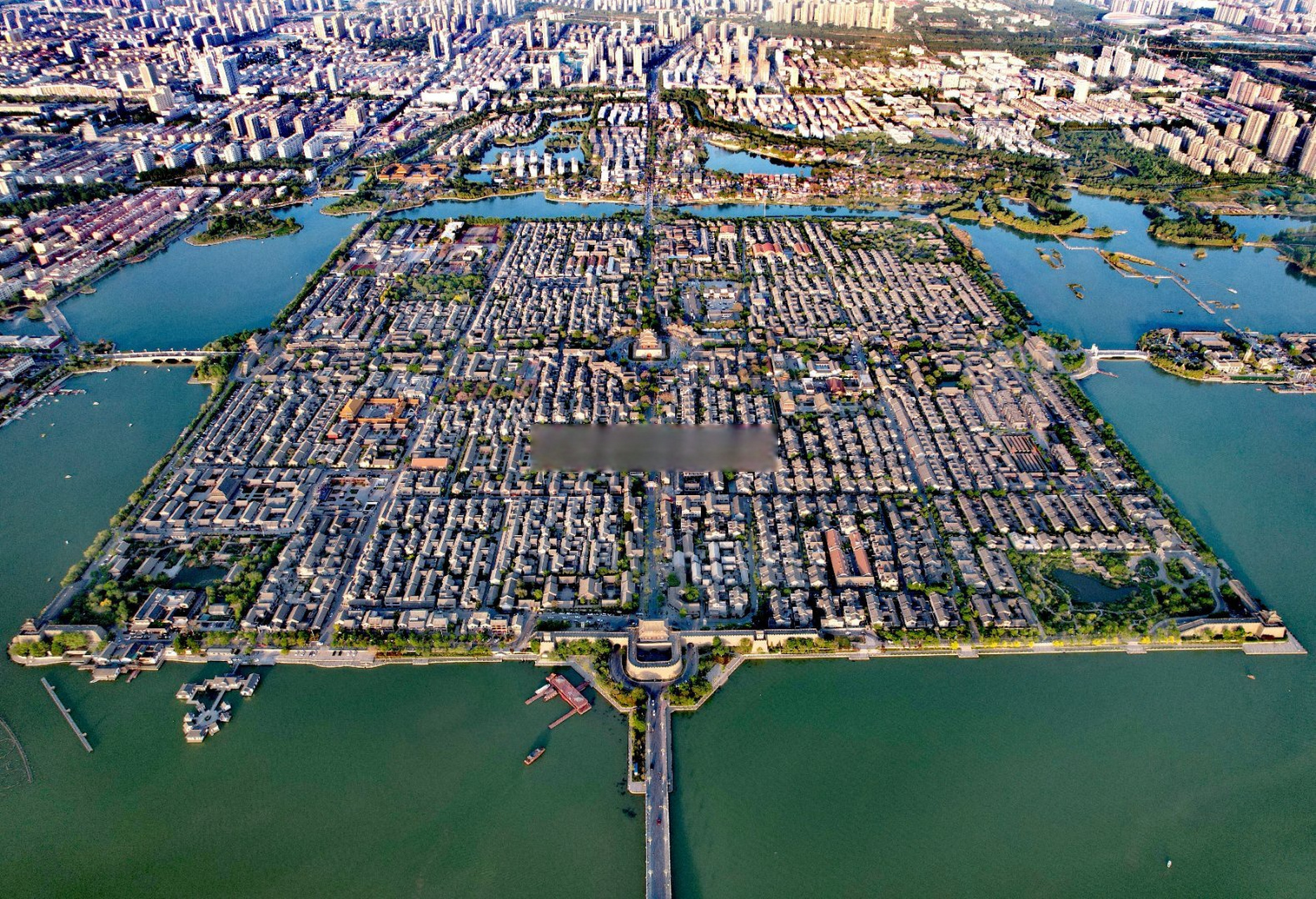 这大抵就是古代典型的"棋盘式"城市.