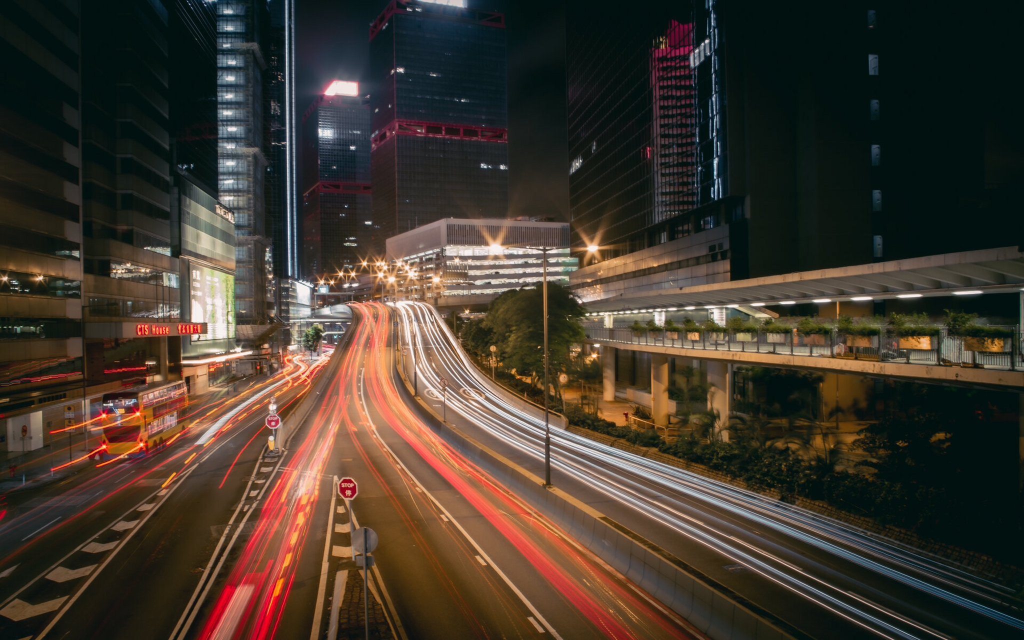 99香港街拍 | 中环入夜后的霓虹灯与车流 路灯车灯霓虹灯,瞬息间是
