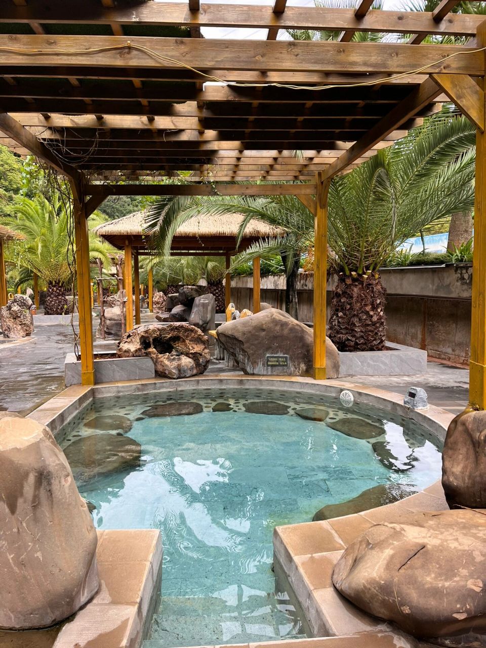 昆明正宗天然温泉 导航到禄劝原始部落野温泉即可达; 纯天然温泉,比