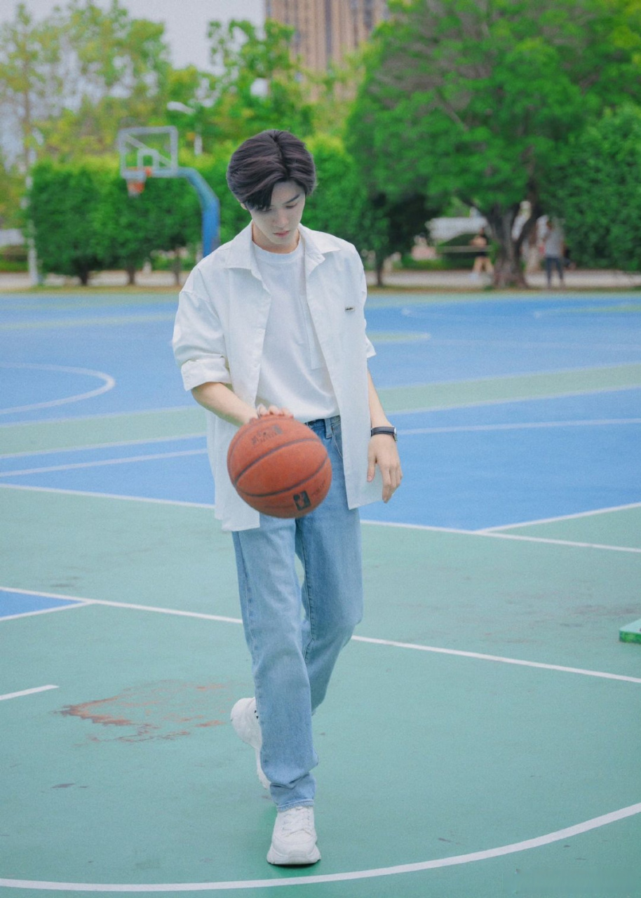 陈哲远篮球照片图片