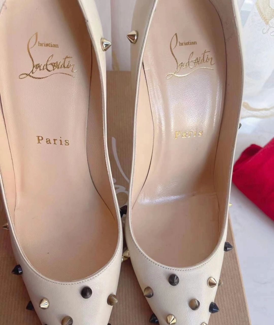 christian louboutin 路铂廷 萝卜丁 cl 红底鞋 奶白色哑光彩色铆钉