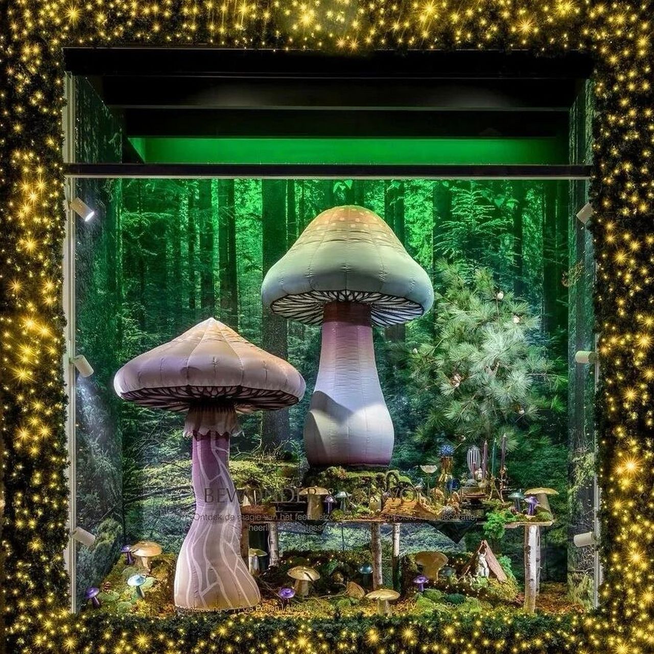 圣诞橱窗美陈分享--debijenkorf #美陈# #橱窗陈列# #圣诞美陈