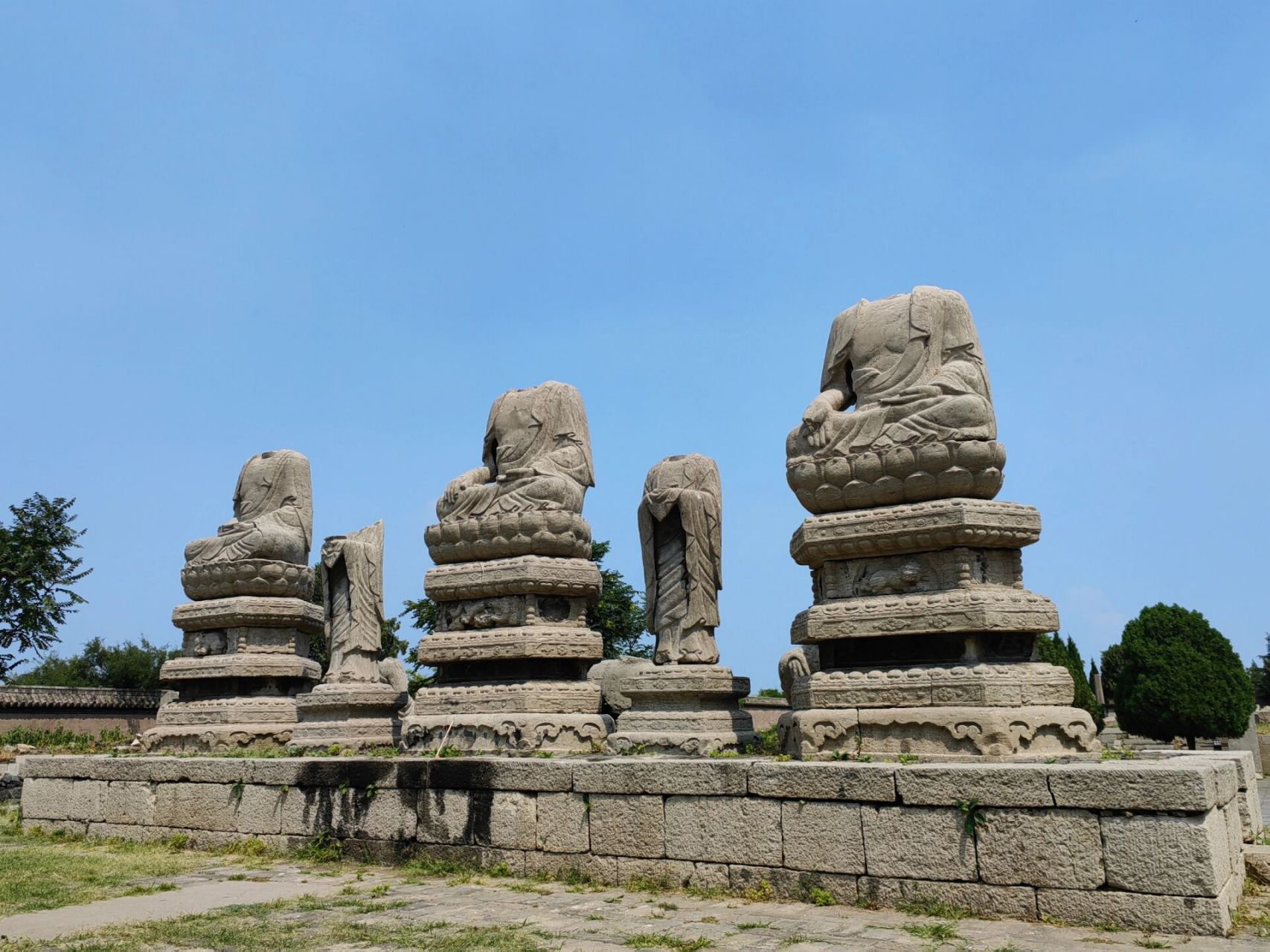 邯郸响堂山石窟 响堂山石窟,又称响堂寺石窟,坐落在河北省最南端的