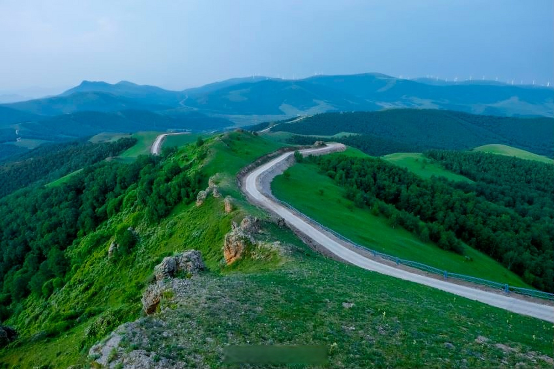 百里天路位于丰宁满族自治县大滩镇境内,全长100公里.