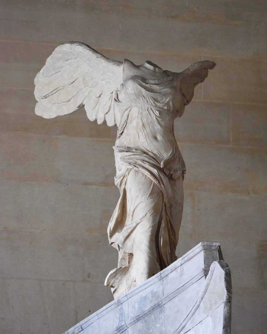 卢浮宫三宝:胜利女神雕塑 .