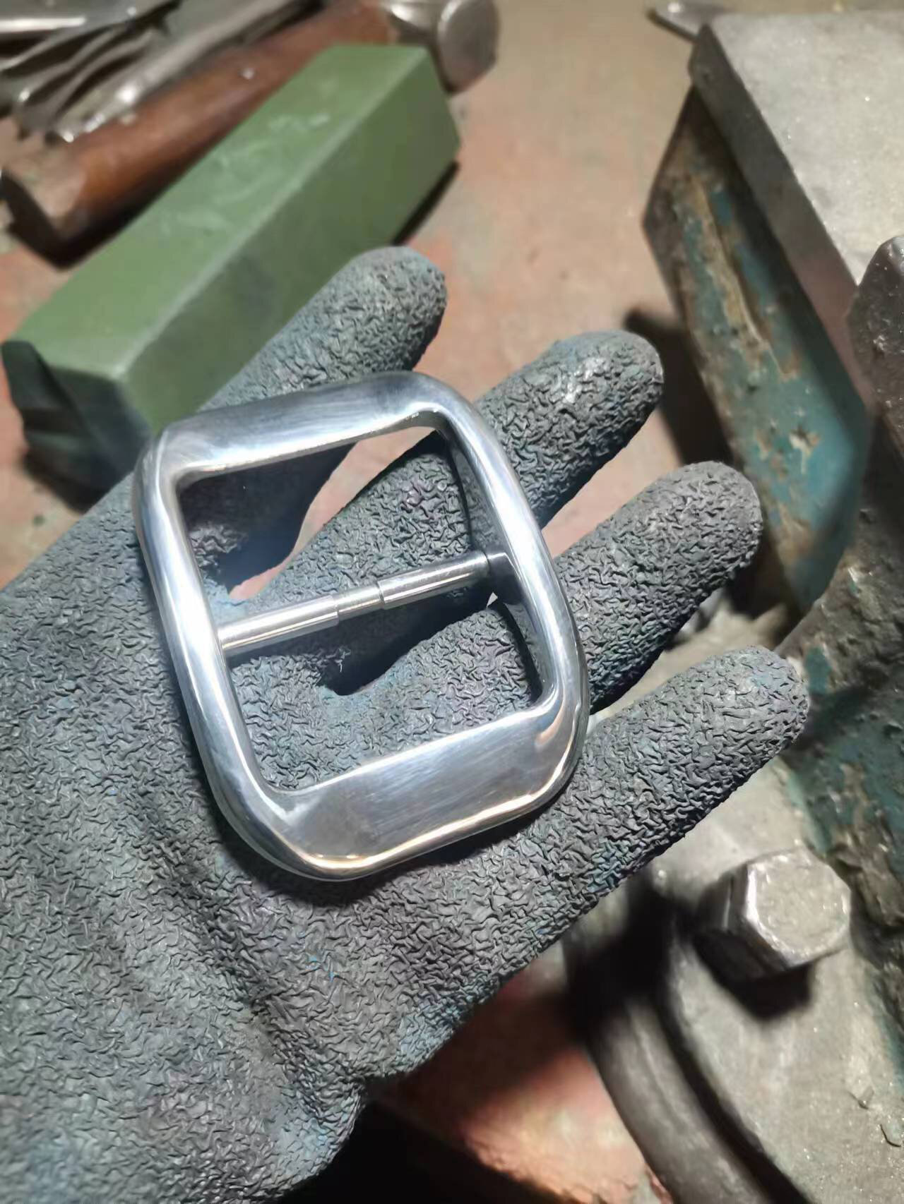 纯手工不锈钢皮带扣的制作小片段 手工皮带扣制作片段.