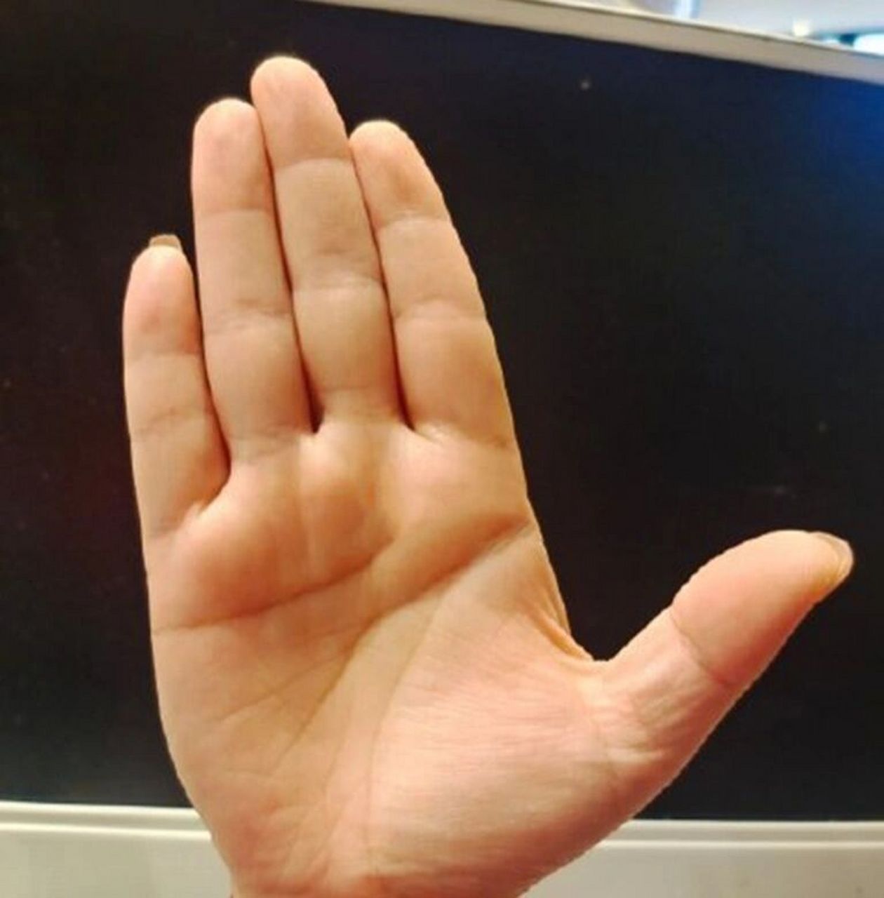 掌纹清晰没什么杂纹,智慧线分叉较大,可视为双重智慧线,头脑聪明,平时