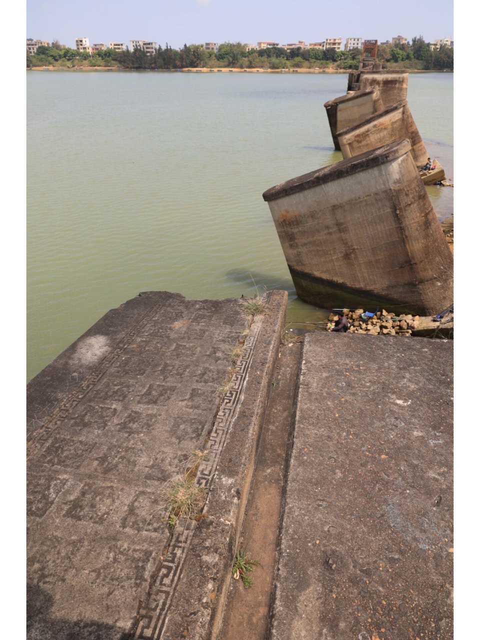 南渡江铁桥 铁证如山桥 南渡江铁桥位于海口市东南方向,连接城郊的南