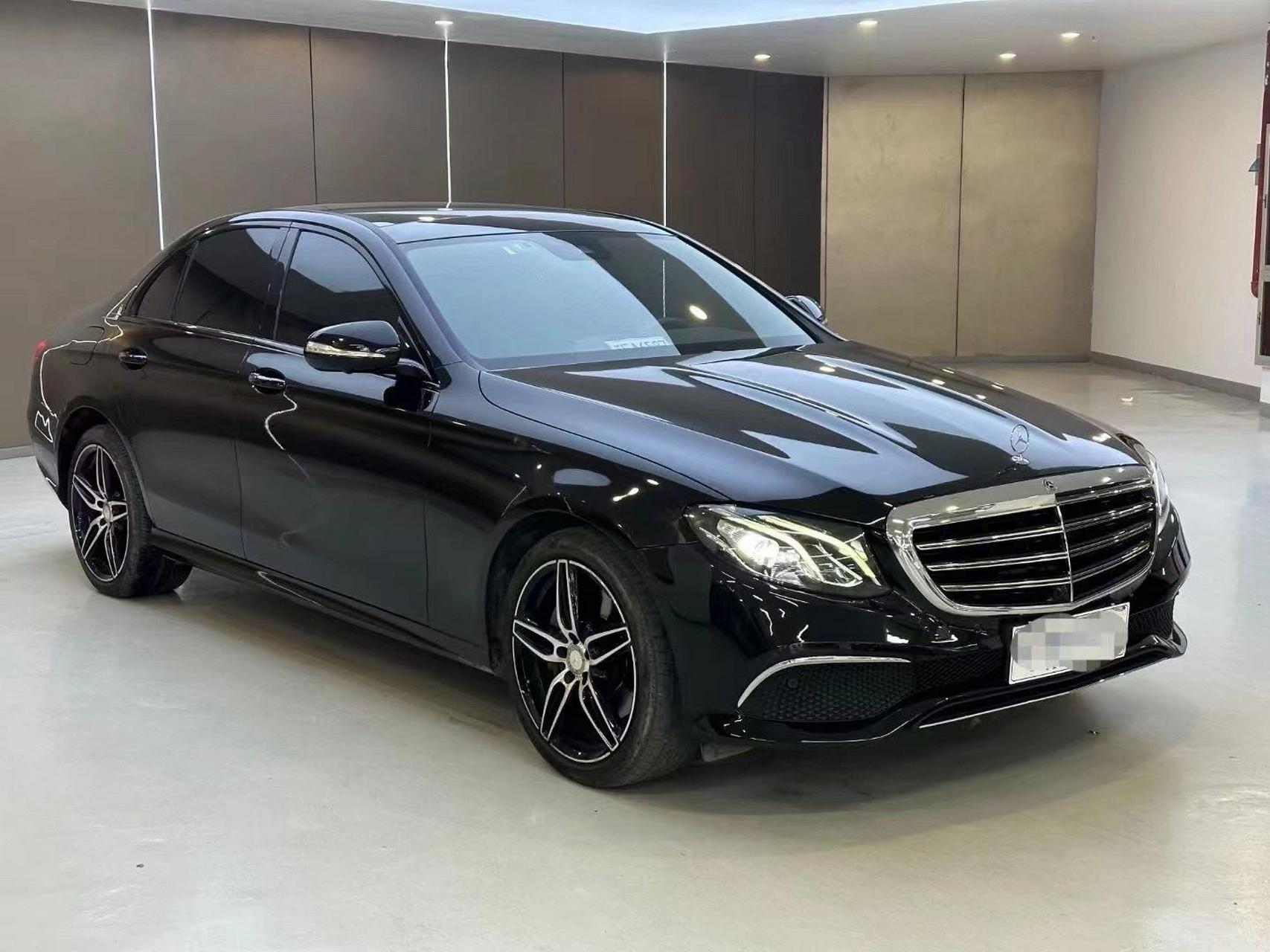 17年奔驰e300,液晶大连屏,翻毛皮座椅记忆带加热,64色氛围灯,柏林音响