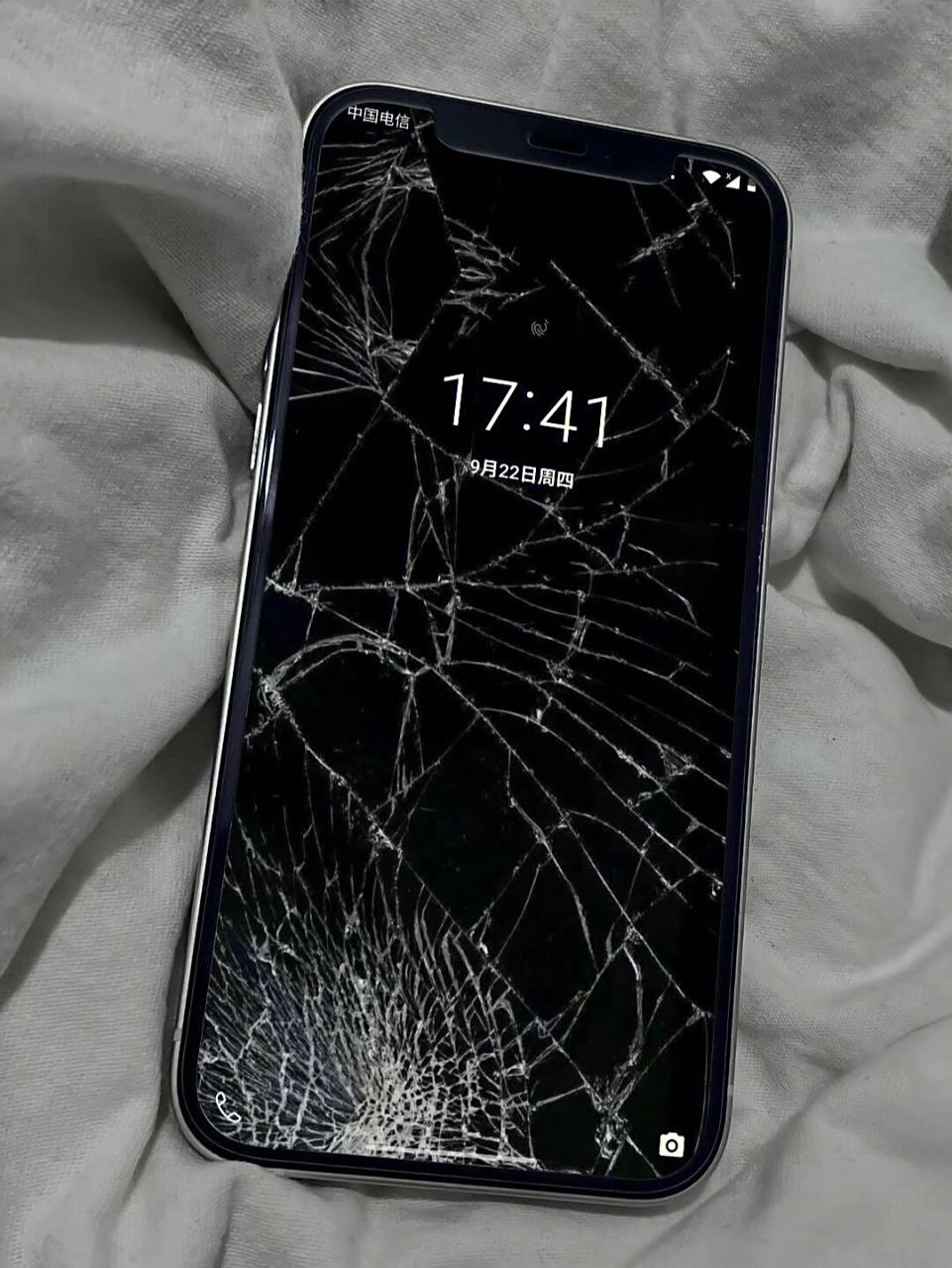 仿真碎屏壁纸,手机该换了 可以让npy给我换新手机了,你的壁纸该换了