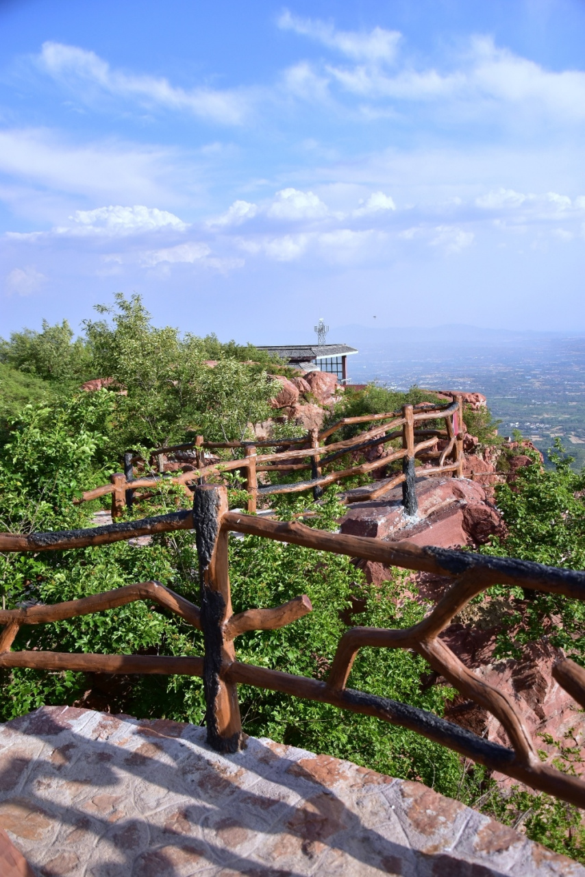 91伏羲山红石林景区 红石林景区位于郑州市西部伏羲山区,规划面积约