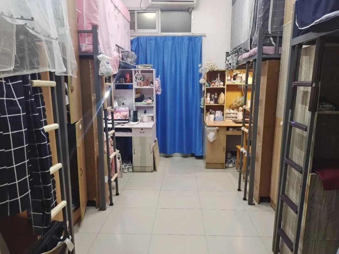 欢迎各位学弟学妹报考了重庆邮电大学,我相信很多人都对重邮宿舍很