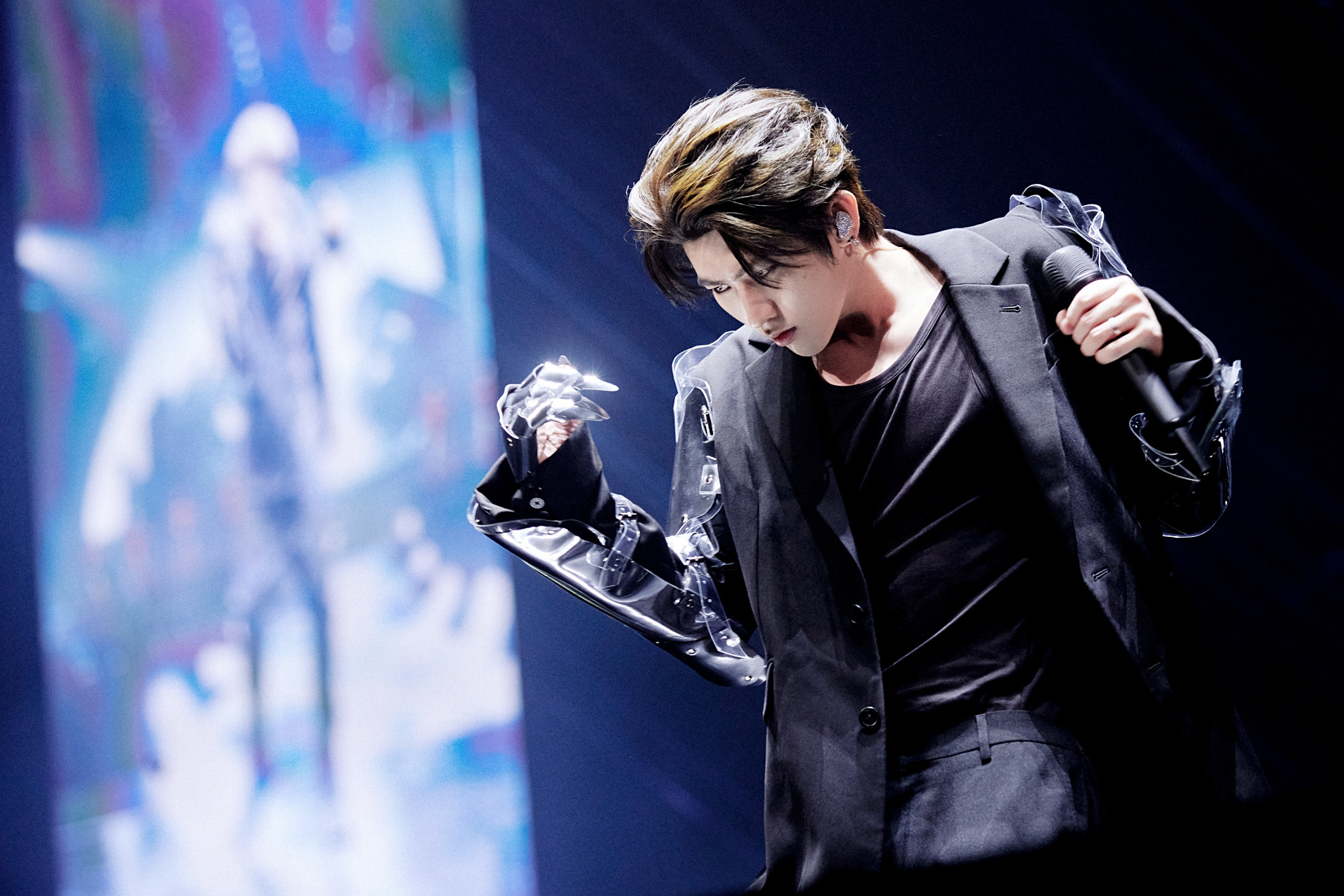 蔡徐坤2023迷巡回演唱会 烟花盛放,舞台重启,@蔡徐坤 一袭定制疑