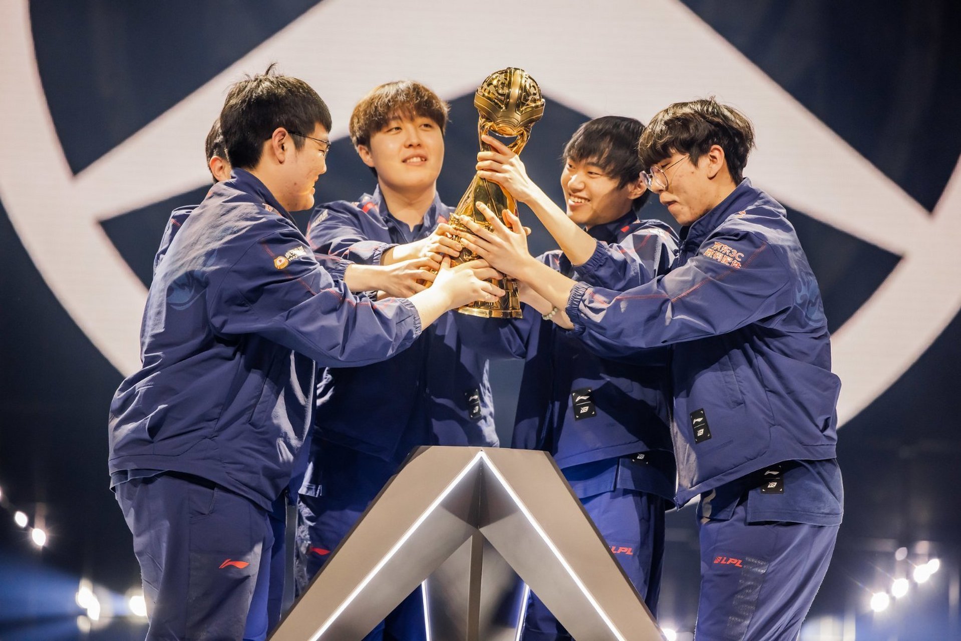 jdg夺冠#   捧杯时刻!一切的付出都是值得!