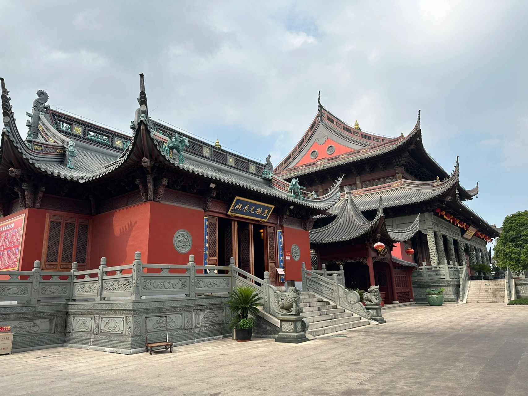 上海财神庙 道生一,一生二,二生三 三声万物,盛夏,七月 当寺庙的钟声