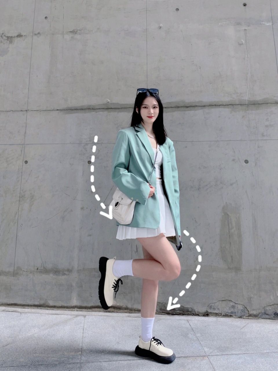 姿势|显高显瘦站姿拍照pose 分享9个实用简单显腿长的全身拍照姿势