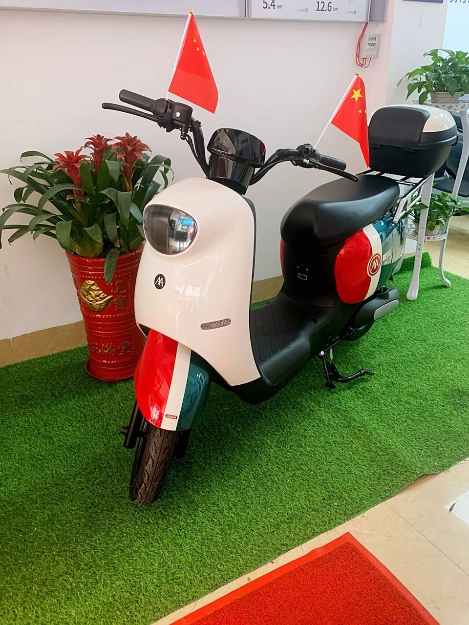 爱玛时尚车型直降千元 热烈祝贺爱玛电动车上市一周年,为回馈新老用户