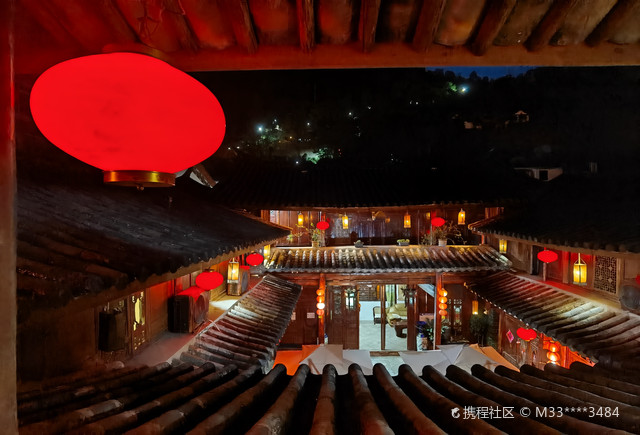 王家大院在黑井古镇里,后门靠河边可以停车