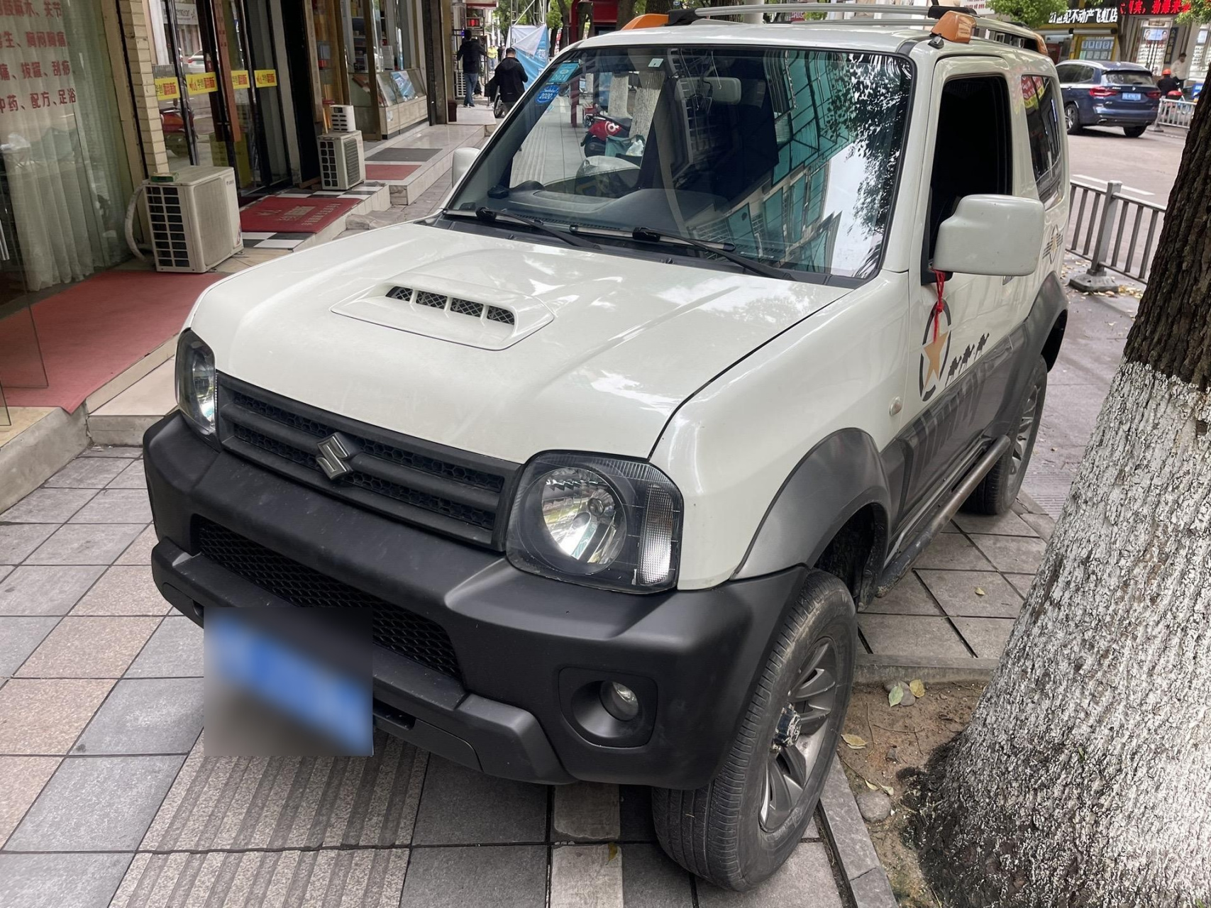 出一台沙漠小王子吉姆尼,15年上牌,改装2万多,买到就是挣到,市面上很