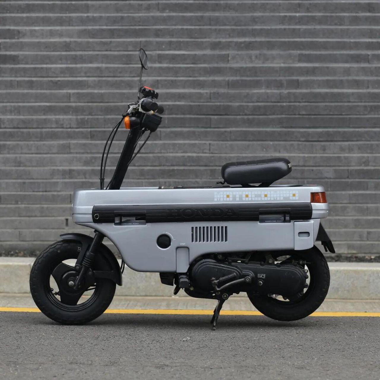 折叠小摩托生产于1981年,是本田的一款经典车型,采用两冲程48cc风冷