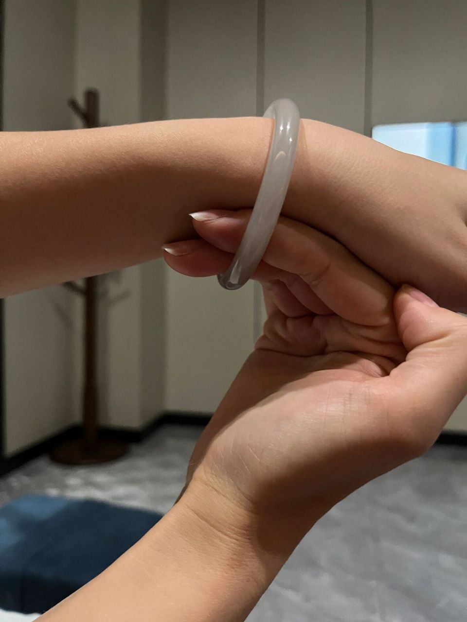 戴上玉镯子空隙能放下3个手指我感觉正好09 姐妹们觉得呢?