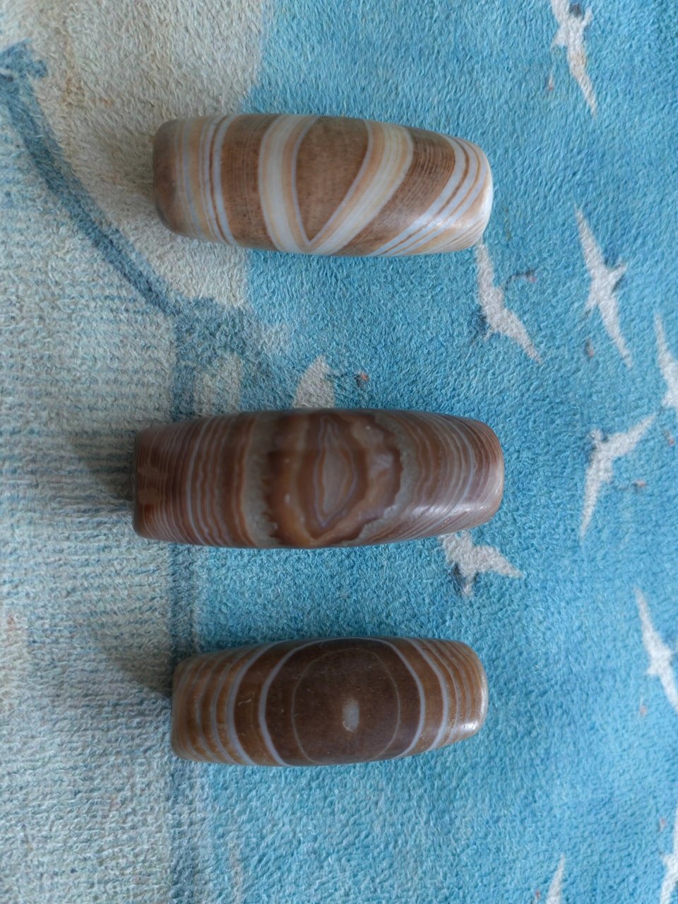 一眼千年-缠丝玛瑙古珠 缠丝玛瑙(sardonyx)是各种颜色以丝带形式相间