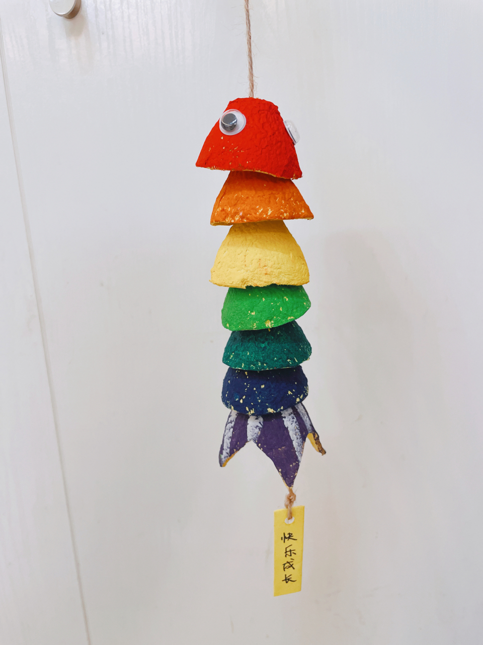 鸡蛋托手工变废为宝变身彩虹鱼96 不起眼的鸡蛋托,做出来的鸡蛋托