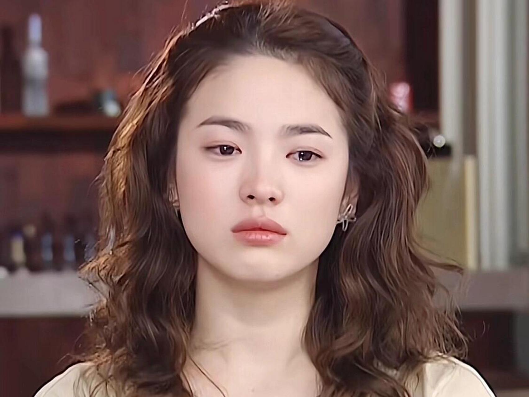 早期宋慧乔说自己和妈妈都讨厌自己的厚嘴唇,但是她的嘴唇很好看啊